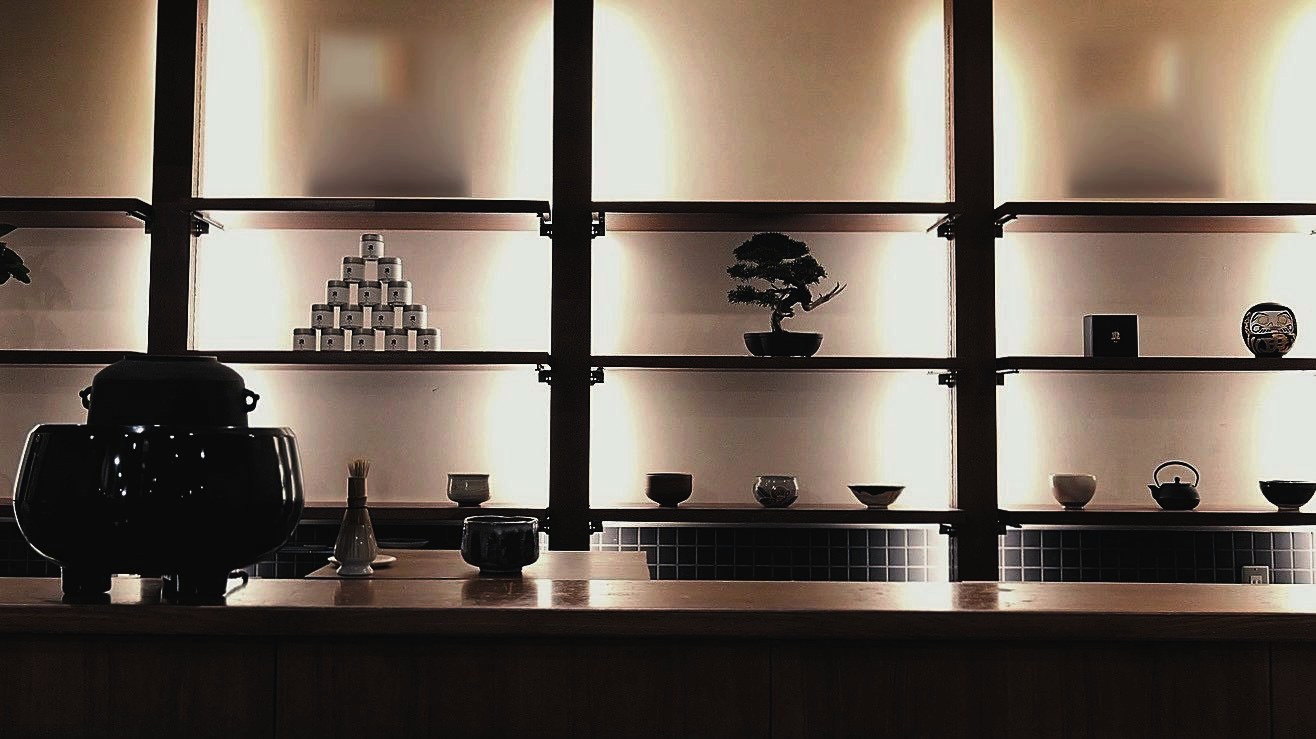 茶釜と茶筅、器を飾った店内の棚